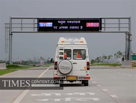 Yamuna expressway News Photo Vehicles ply on Yamuna Exp...