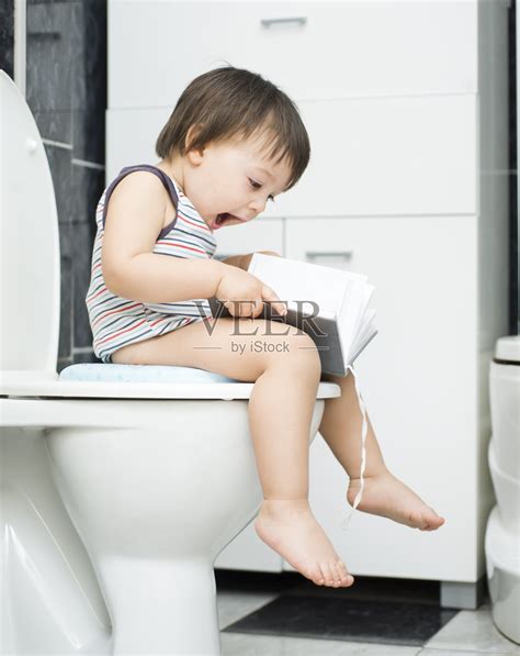 小男孩上厕所照片摄影图片_ID:150497592-Veer图库