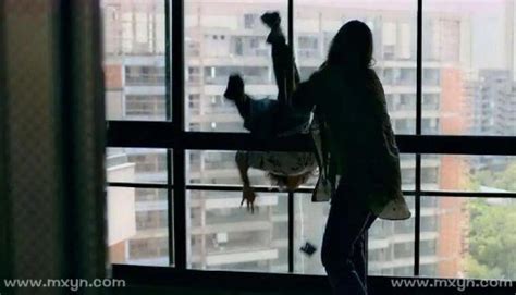 中国年轻人攀爬昆明高楼 拍摄高空惊险照_好玩_GQ男士网