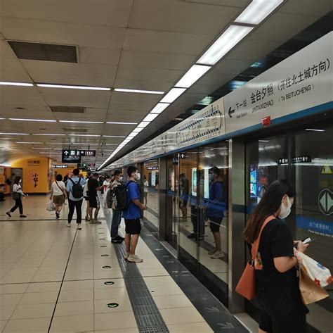 北京10号线3站禁乘客携超大物品[组图]_图片中国_中国网
