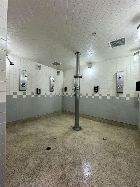 24 Hour Fitness Gym in Whittier, CA : r/CommunalShowers