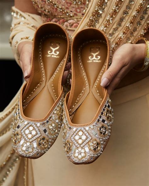 Buy Handcrafted Punjabi Juttis for Women Online – Fizzy Goblet
