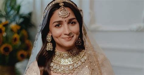 इस शादी सीजन पेस्टल आउटफिट के साथ पहनें ये ज्वेलरी, मिलेगा परफेक्ट लुक ...