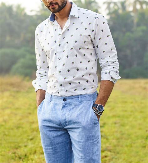 Here’s how to wear an effortless shirt look like Ross Geller in Friends ...