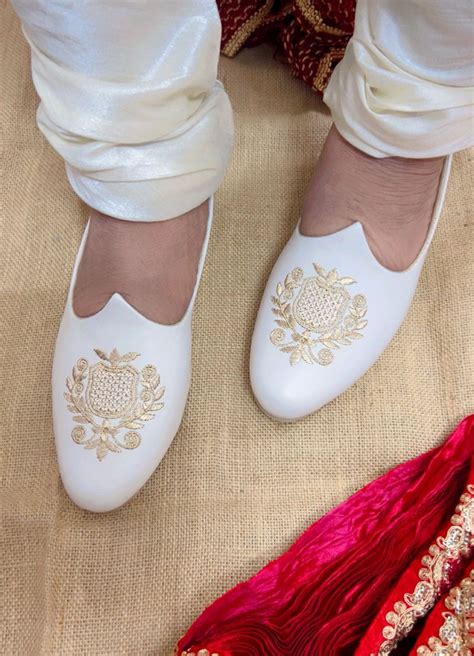 Mens Gold Ethnic Footwear/Punjabi Jutti – Desi Colour