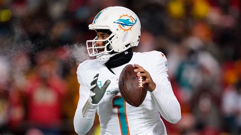 Dolphins cut Chiefs' lead as Tua Tagovailoa finds Tyreek Hill for TD - ESPN