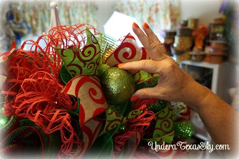 Christmas Wreath Using 10 Deco Mesh 的图像结果