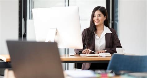 Business Woman On Computer 的图像结果