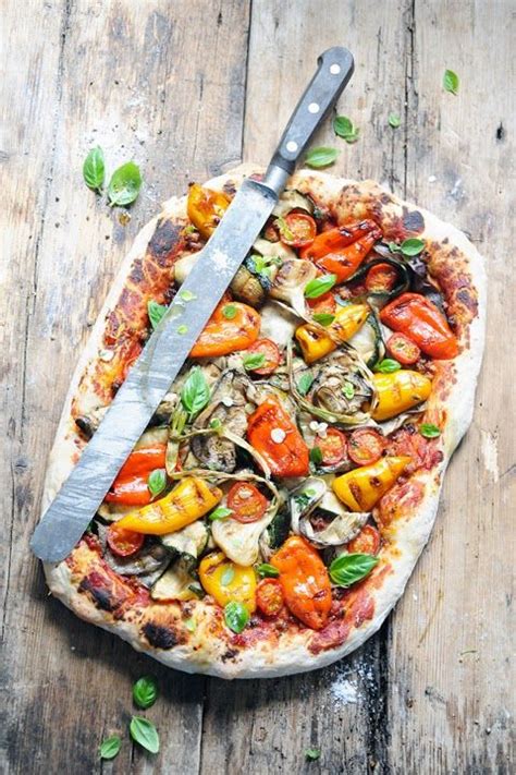 Pizza végétarienne aux légumes grillés et aux herbes ! Parce que des ...