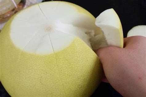 剥柚子的做法_【图解】剥柚子怎么做如何做好吃_剥柚子家常做法大全_大道小食_豆果美食