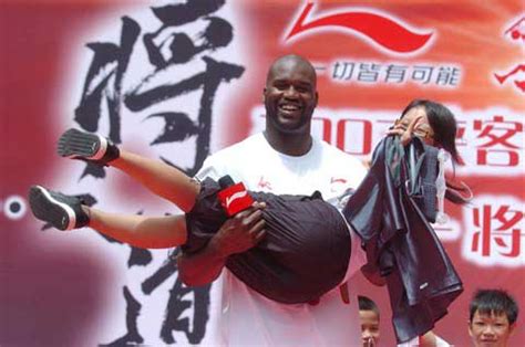 图文：2007年奥尼尔中国行广州站 抱起小女孩-搜狐体育