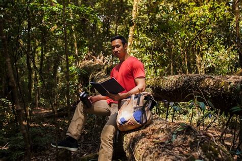Wanderer mit Buch | Kostenlose Foto