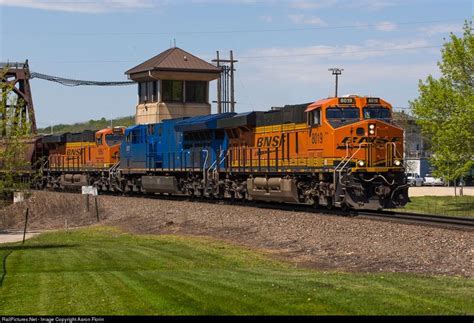 BNSF Railway GE ES44C4 in Prescott, Wisconsin