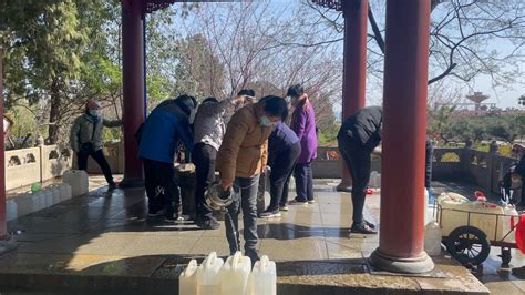 强降雨致广西恭城饮水难 民众提桶打水排长龙_新浪新闻