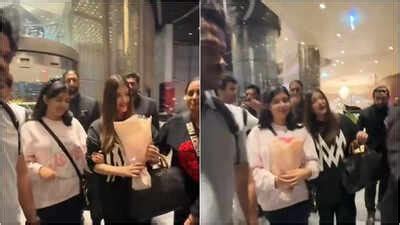 Aishwarya Rai Bachchan and daughter Aaradhya Bachchan arrive in Dubai ...