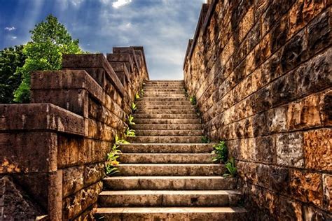 经常梦见爬楼梯,绕来绕去就是死角,走不出去,但是别人能进来。_周公解梦