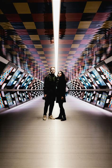 People Looking Standing 的图像结果