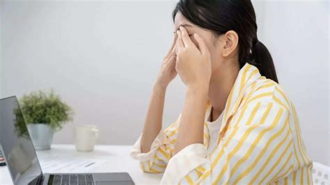 Seeing floaters more often? Experts explain when it’s normal and when ...