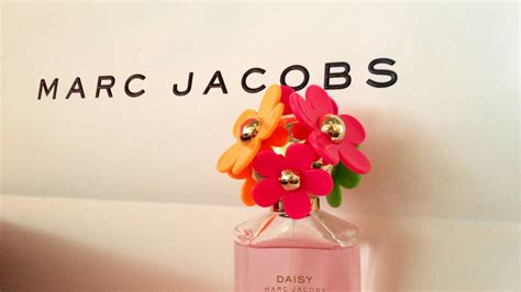 Download Marc Jacobs Daisy Fresh Perfume Wallpaper | Wallpapers.com