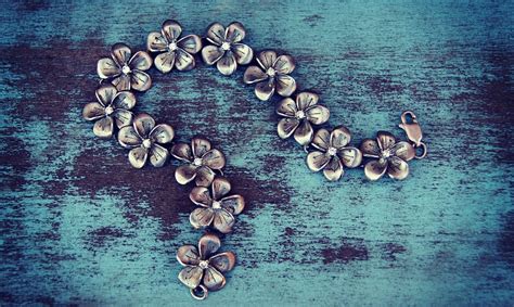 Using Buttons for Jewelry Clasps 的图像结果