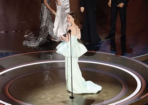 Emma Stone Ripped Her Dress Right Before Her Best Actress Speech at the ...
