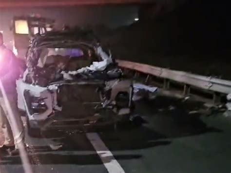 Ahmedabad-Baroda Expressway Accident: Speeding Car Crashes Into Truck ...