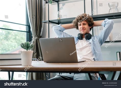 Business Person at Computer 的图像结果