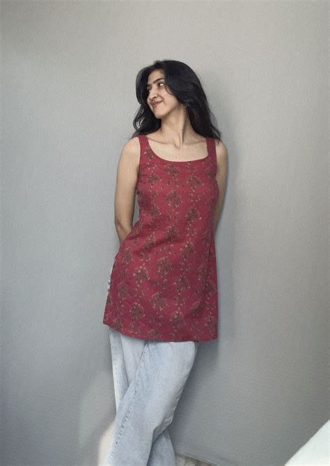 RUSTIC ROSE SLEEVELESS SHORT KURTI – Auranic.co