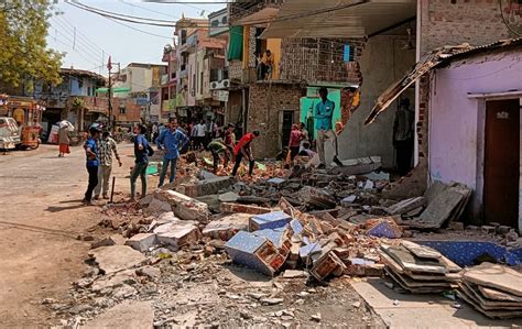 डाबरी पर सड़क के आसपास से हटाया अतिक्रमण, 17 फीट की जद में आ रहा ...