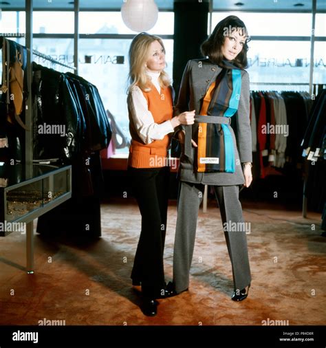 Moderatorin Petra Schürmann modelt in einer Yves Saint Laurent Boutique ...