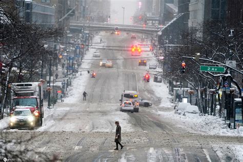 纽约民众享受大雪 雪中游玩惬意十足