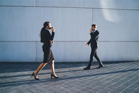 Business People Walking On Street 的图像结果