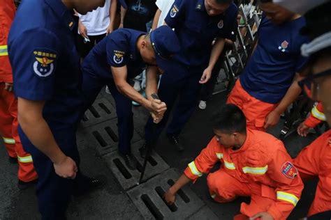 高考准考证掉进下水道！“蓝朋友”趴地徒手找回……_腾讯新闻