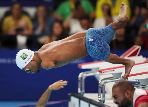 Paralympic swimmer born with short legs and no arms obliterates the ...