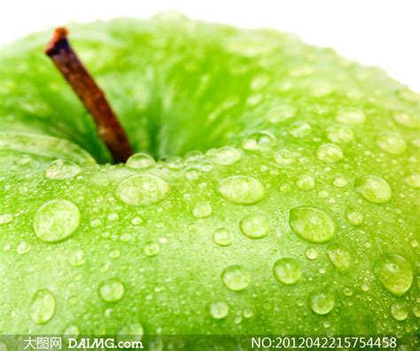 水珠上的青苹果微距摄影高清图片_大图网图片素材