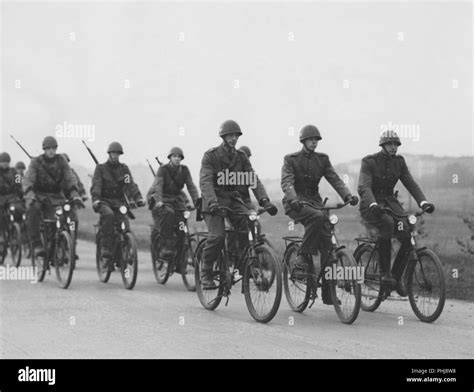 Military uniform 1940s hi-res stock photography and images - Alamy