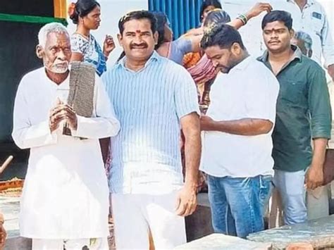 1 वोट से सरपंच चुनाव हारे फिर भी पूरा किया चुनावी वादा, ज़रूरतमंद ...