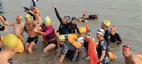 壮观！1600名游泳爱好者宜宾横渡长江迎新年__凤凰网