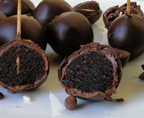 https://farahsrecipes.com/wp-content/uploads/2023/04/cake-pops.jpg?utm_source=chatgpt.com