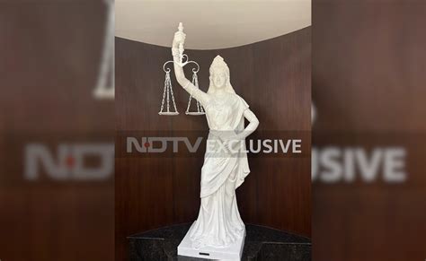 अब देश में कानून 'अंधा' नहीं: न्याय की देवी की आंखों से पट्टी उतरी, हाथ ...