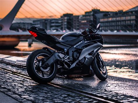Download wallpaper 1400x1050 motorcycle, side view, bike, city, blur ...