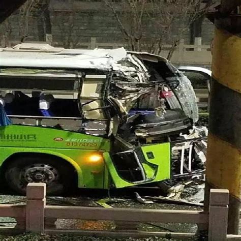 公交车抢行冲上人行道 撞倒三人导致2死1伤(图)_南海网新闻中心