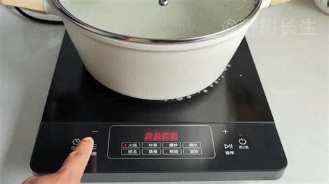 用电磁炉炒菜锅底总是变形，是电磁炉不行还是锅不行？