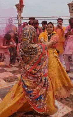 Holi was played in Barsana with 20 quintal ladoo | બરસાનામાં 20 ...