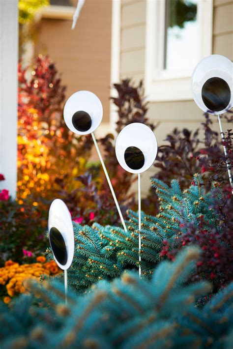 Spooky Halloween Outdoor Decorating Ideas: Check Out These Pictures!