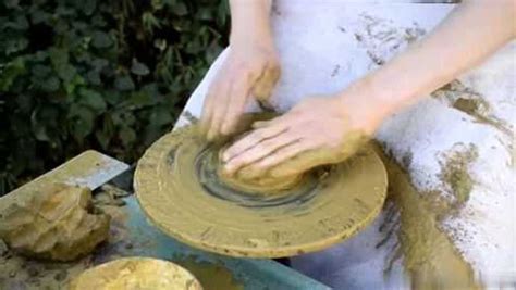 女人做陶瓷艺术体验高清图片下载-正版图片502060220-摄图网