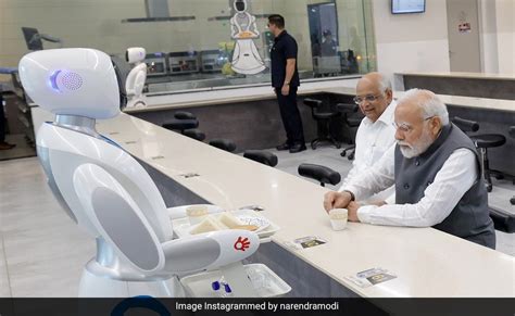 Photos: गुजरात साइंस सिटी में रोबोटों के साथ पीएम नरेंद्र मोदी का डे ...