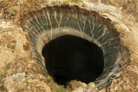 世界最神奇的地质环境 末日深坑（直径80米深不可测）_探秘志
