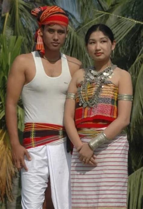 Paragraph on traditional costumes of tripura - Brainly.in
