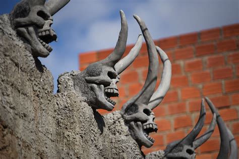 Devil's den: Scary sculptures on Bolivian house spooks neighbors | Daily Sabah
